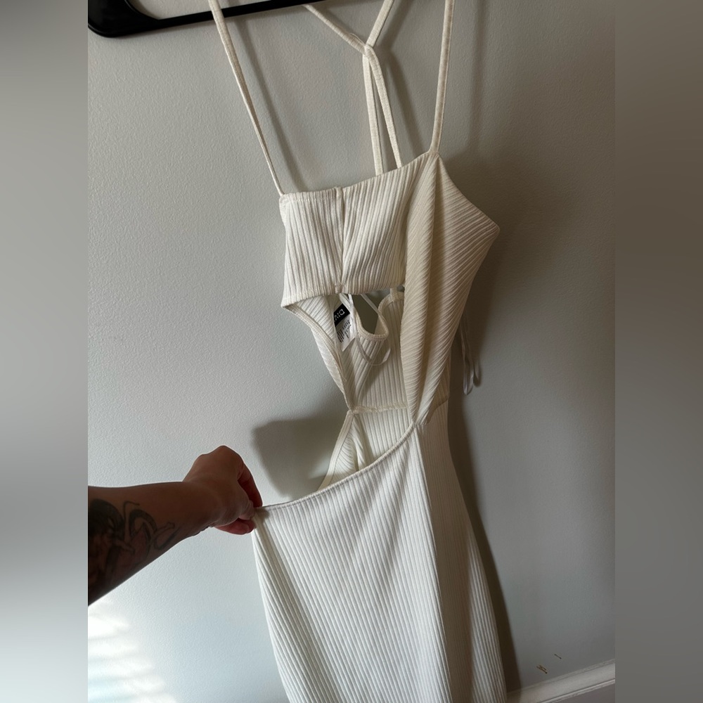 Divided white midi dress with side cut.